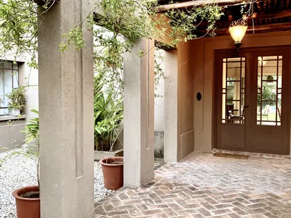 Patio con columnas hormigón, plantas colgantes y piso de espiga — proyecto El Encuentro , por Marconi Silva Arquitectos, en Benavidez