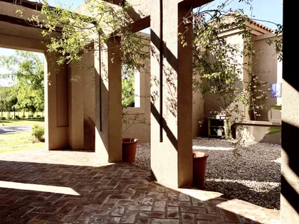 Patio con pérgola de hormigón y vegetación trepadora, luz natural — proyecto El Encuentro , por Marconi Silva Arquitectos, en Benavidez