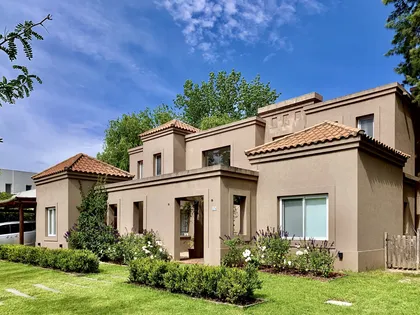 Casa mediterranea con jardin frontal y fachada en tonos beige — proyecto El Encuentro , por Marconi Silva Arquitectos, en Benavidez