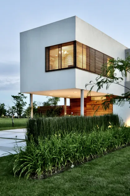 Casa moderna blanca con doble altura, ventanales y jardín horizontal — proyecto Haras Santa María, por Marconi Silva Arquitectos, en Escobar