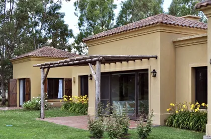 Casa mediterránea con pergola, patio y jardín verde bien mantenido — proyecto La Retama 2, por Marconi Silva Arquitectos, en Manzanares