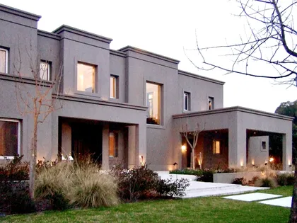 Casa moderna gris con fachada de hormigón, amplios ventanales y jardín minimalista — proyecto Martindale Country Club, por Marconi Silva Arquitectos, en Pilar
