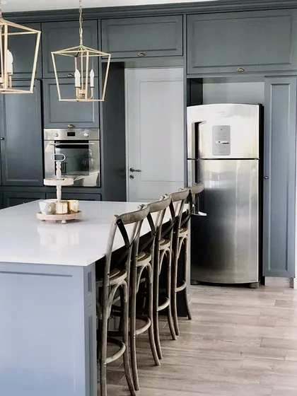 Cocina clasica gris con isla, mesada de marmol y banquetas — proyecto San Matías, por Marconi Silva Arquitectos, en Belén de Escobar