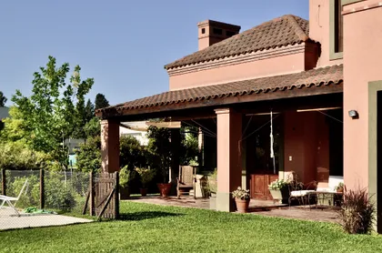 Galería de casa estilo campo con jardín verde y ventanales amplios — proyecto Valle Claro, por Marconi Silva Arquitectos, en Benavidez