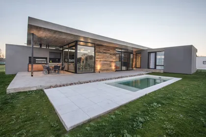 Casa moderna con techo de hormigón, ladrillo y piscina — proyecto Casa ADS, por CAZEAUX CIANNAMEA Arquitectura