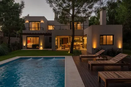 Casa moderna con piscina y deck de madera — proyecto Costa Esmeralda 1, por Arquitecto Caceres, en Costa Esmeralda