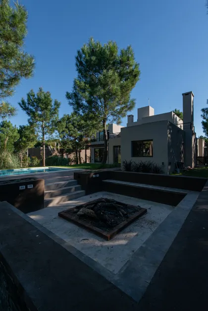 Casa moderna con piscina y fogonero exterior — proyecto Costa Esmeralda 1, por Arquitecto Caceres, en Costa Esmeralda
