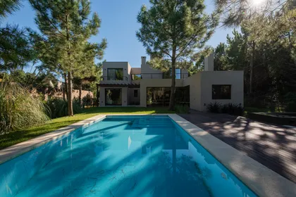 Casa moderna con piscina y vegetación exuberante — proyecto Costa Esmeralda 1, por Arquitecto Caceres, en Costa Esmeralda