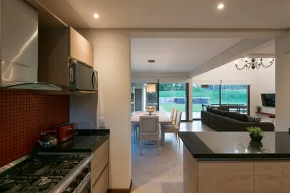 Cocina moderna con isla, integrada a comedor y living — proyecto Costa Esmeralda 2, por Arquitecto Caceres, en Costa Esmeralda