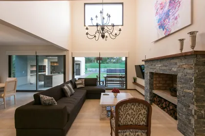 Living moderno con techos altos y chimenea — proyecto Costa Esmeralda 2, por Arquitecto Caceres, en Costa Esmeralda