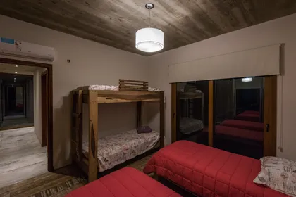 dormitorio rústico moderno con camas cuchetas y techo de madera — proyecto Costa Esmeralda Casa MAI Lote 374 Deportiva, por Arquitecto Caceres, en Costa Esmeralda