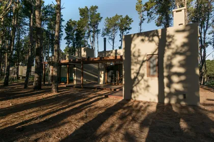 Casa moderna con hormigón y madera en bosque — proyecto Costa Esmeralda Casa MAI Lote 374 Deportiva, por Arquitecto Caceres, en Costa Esmeralda