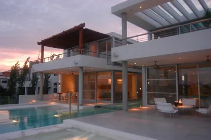 casa moderna con piscina y pérgola al atardecer — proyecto Casa Hormigon, por Barrionuevo Arquitects, en B1648 Tigre
