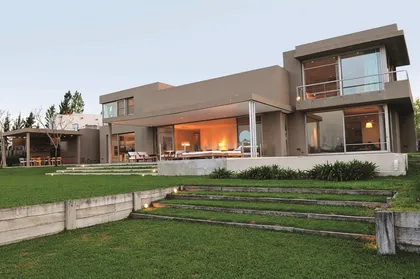 Moderna casa con amplios ventanales y jardín escalonado — proyecto Casa Patio, por Barrionuevo Arquitects