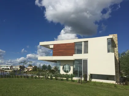 Casa moderna con volúmenes geométricos y amplios ventanales — proyecto Casa Cardales, por Barrionuevo Arquitects, en Los Cardales