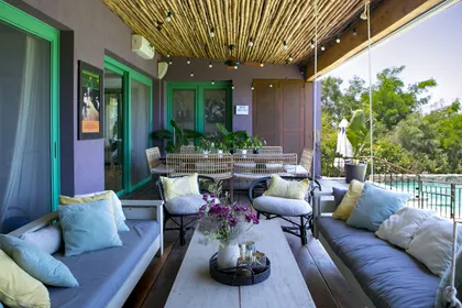 Terraza boho con techo de paja y muebles de mimbre — proyecto Cascarón de Córdoba, por Ricardo Pereyra Iraola 