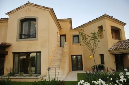 Fachada de casa estilo mediterráneo con revoque beige y tejas — proyecto Al agua, por Ricardo Pereyra Iraola , en Nordelta