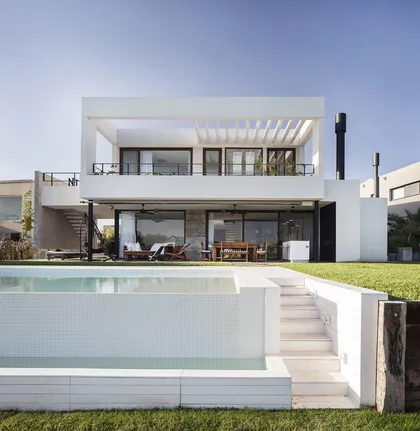 Casa moderna con piscina infinita y pérgola blanca — proyecto Casa Graffiti, por Estudio PK
