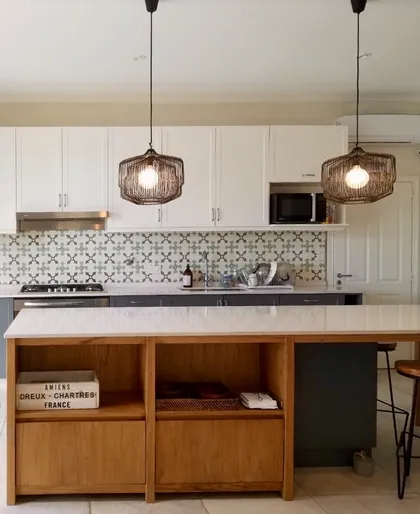 Cocina moderna con isla de madera y mármol — proyecto Los Castores, Nordelta, por Estudio Moreto Bensusan, en Nordelta