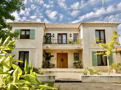 fachada mediterranea con arcos y vegetación exuberante — proyecto Los Castores, Nordelta, por Estudio Moreto Bensusan, en Nordelta