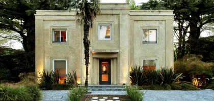 Fachada moderna con palmera y jardines — proyecto Barrio Quince Robles, por Estudio Moreto Bensusan, en San Isidro