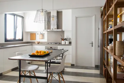 Cocina moderna con isla de madera, ventanal y estantes abiertos — proyecto Araoz, por Estudio Magrane, en Palermo