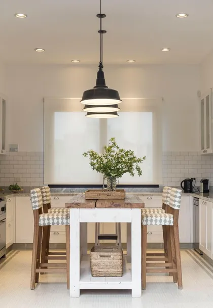 Cocina industrial con isla de madera y luminaria negra — proyecto Casa Wehtje, por Estudio Magrane
