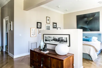 dormitorio moderno con cama doble y arte abstracto en pared — proyecto Libertad, por Estudio Magrane, en CABA