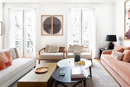 Amplio living moderno con grandes ventanales y sillones claros — proyecto Libertador y Salguero, por Estudio Magrane, en CABA