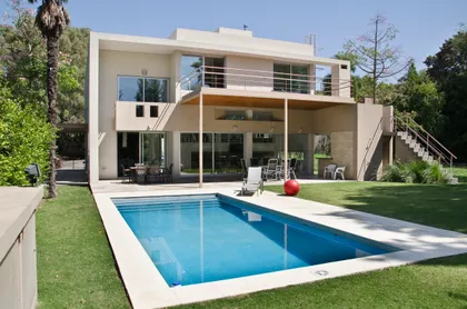 Casa moderna con piscina y fachada blanca — proyecto Casa  en San Isidro, por GEN STUDIO  COMOTTO - SOMMER , en San Isidro