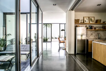 Cocina moderna con barra de madera y ventanales amplios — proyecto Belgrano, por Estudio Magrane, en Belgrano