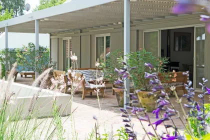 Galería moderna con pérgola, deck de madera y ventanales amplios — proyecto Pilar, por Estudio Magrane, en Pilar