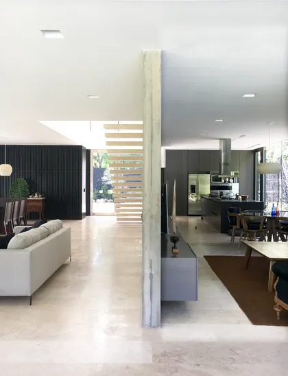 Ambiente moderno y luminoso con sofá blanco y detalles de hormigón — proyecto Las Lomas , por Estudio MMS , en San Isidro
