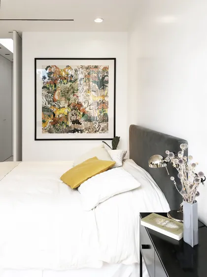 Dormitorio moderno con obra de arte abstracta y cama blanca — proyecto Las Lomas , por Estudio MMS , en San Isidro
