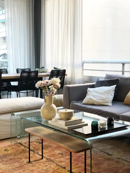 Living y comedor moderno con mucha luz natural y cortinas blancas — proyecto Juramento , por Estudio MMS , en Belgrano