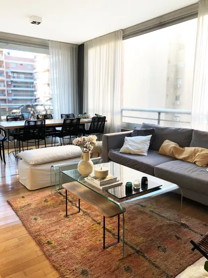 Living comedor moderno con ventanales y muebles grises — proyecto Juramento , por Estudio MMS , en Belgrano