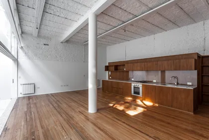 Cocina industrial moderna con techos de vigas expuestas y madera oscura — proyecto PH Tamborini , por ariana werber arquitecta, en Núñez