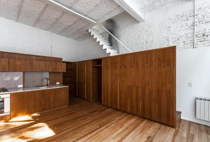 Cocina y living modernos con techos altos y revestimientos de madera — proyecto PH Tamborini , por ariana werber arquitecta, en Núñez
