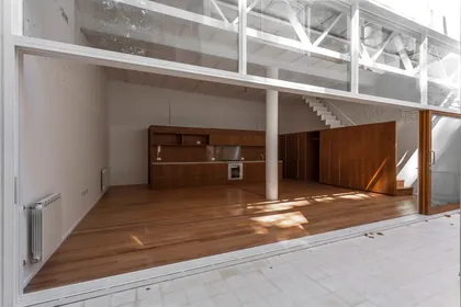 Cocina moderna con isla y ventanales amplios de madera — proyecto PH Tamborini , por ariana werber arquitecta, en Núñez