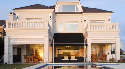 Fachada moderna con piscina y área de estar exterior — proyecto San Isidro Labrador, por ARQCONS, en San Isidro