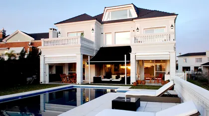 Fachada moderna con piscina y deck de estilo mediterráneo — proyecto San Isidro Labrador, por ARQCONS, en San Isidro