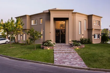 fachada moderna de casa residencial con detalles en piedra — proyecto Casa Reserva Cardales II, por ARQCONS, en Los Cardales