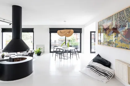 living comedor moderno con chimenea negra escultural — proyecto Boating I, por Estudio Arq. Ana M. Carrera, en Boating Club