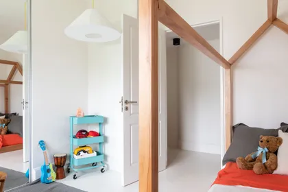 Dormitorio infantil escandinavo con cama de madera y carrito de juguetes — proyecto Boating I, por Estudio Arq. Ana M. Carrera, en Boating Club