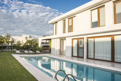 Casa moderna con piscina y jardín frondoso — proyecto CASA GOLF, por Ramirez Arquitectura, en Nordelta