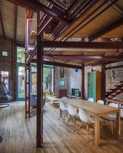 Interior industrial moderno con techos altos y vigas expuestas — proyecto Casa Warnes, por Silvia Soqueff, en CABA