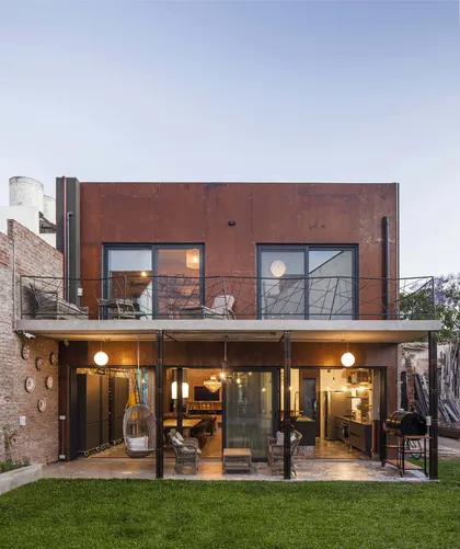 Casa moderna con fachada de metal oxidado y amplios ventanales — proyecto Casa Lavalle, por Silvia Soqueff, en CABA