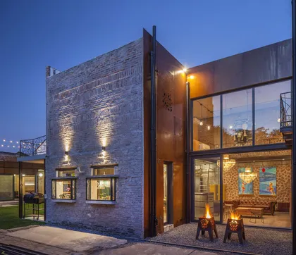fachada industrial con ladrillo expuesto y detalles metálicos — proyecto Casa Lavalle, por Silvia Soqueff, en CABA