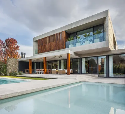 Moderna casa de hormigón con piscina reflectante y jardín exuberante — proyecto CASA GÜELL, por OON ARCHITECTURE