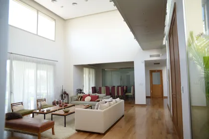 Living comedor moderno con amplios ventanales y pisos de madera — proyecto San Isidro Labrador, por GreenArq - Carolina Faverio , en San Isidro